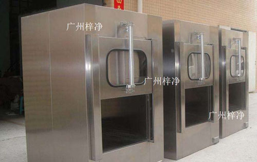 傳遞窗廣泛應用于微細科技、生物實驗室、制藥廠、醫(yī)院、食品加工業(yè)、LCD、電子廠等等一切需要空氣凈化的場所。