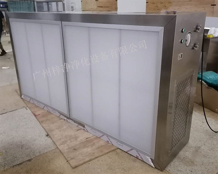 潔凈層流罩它主要由箱體、風(fēng)機(jī)、初效空氣過濾器、高效空氣過濾器、阻尼層、燈具等組成。