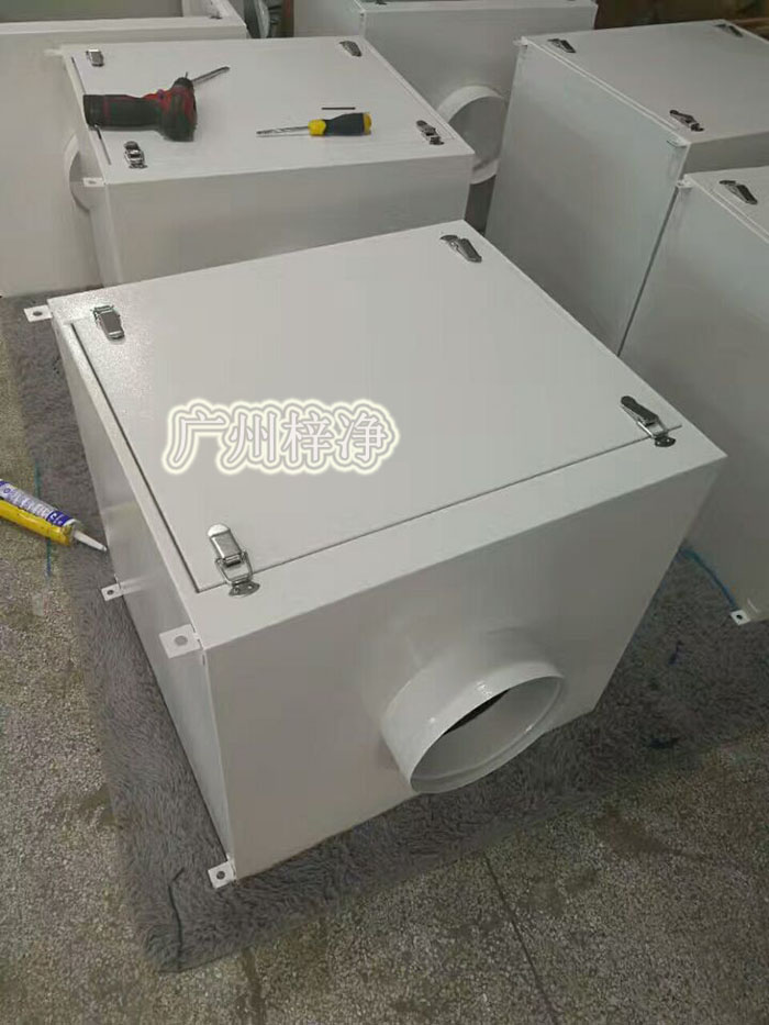 增壓新風(fēng)柜根據(jù)所需風(fēng)量的風(fēng)壓不同，在電機功率適用范圍內(nèi)調(diào)整風(fēng)機轉(zhuǎn)速，達到所需效果；