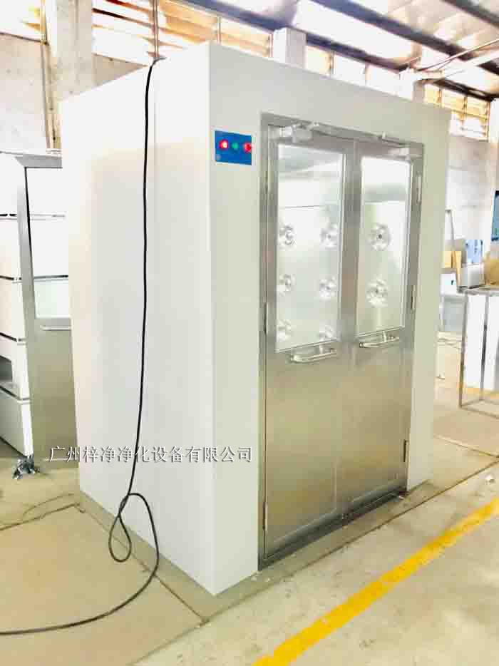 烤漆風(fēng)淋室采用冷軋鋼板作為基材，表面經(jīng)過烤漆處理。