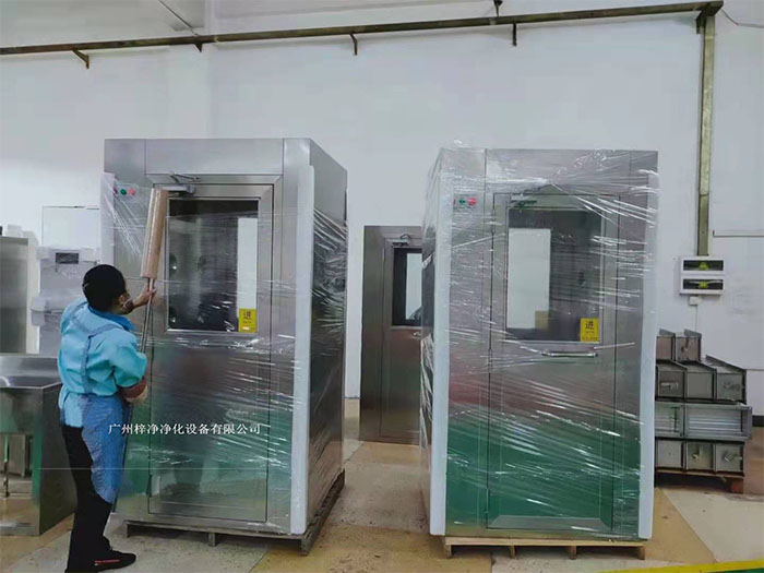 風(fēng)淋室作為一種重要的潔凈室設(shè)備在運(yùn)輸前，應(yīng)對風(fēng)淋室進(jìn)行徹底的清潔和檢查，確保無損壞。