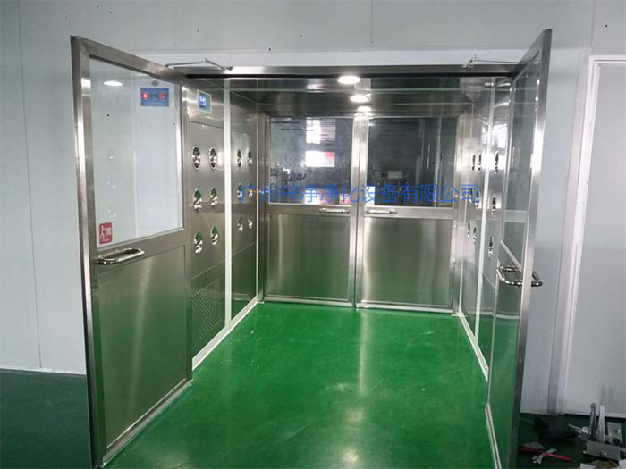 貨淋室主要用于物料表面的除塵，常用于生產(chǎn)線或倉(cāng)庫(kù)的出口處。