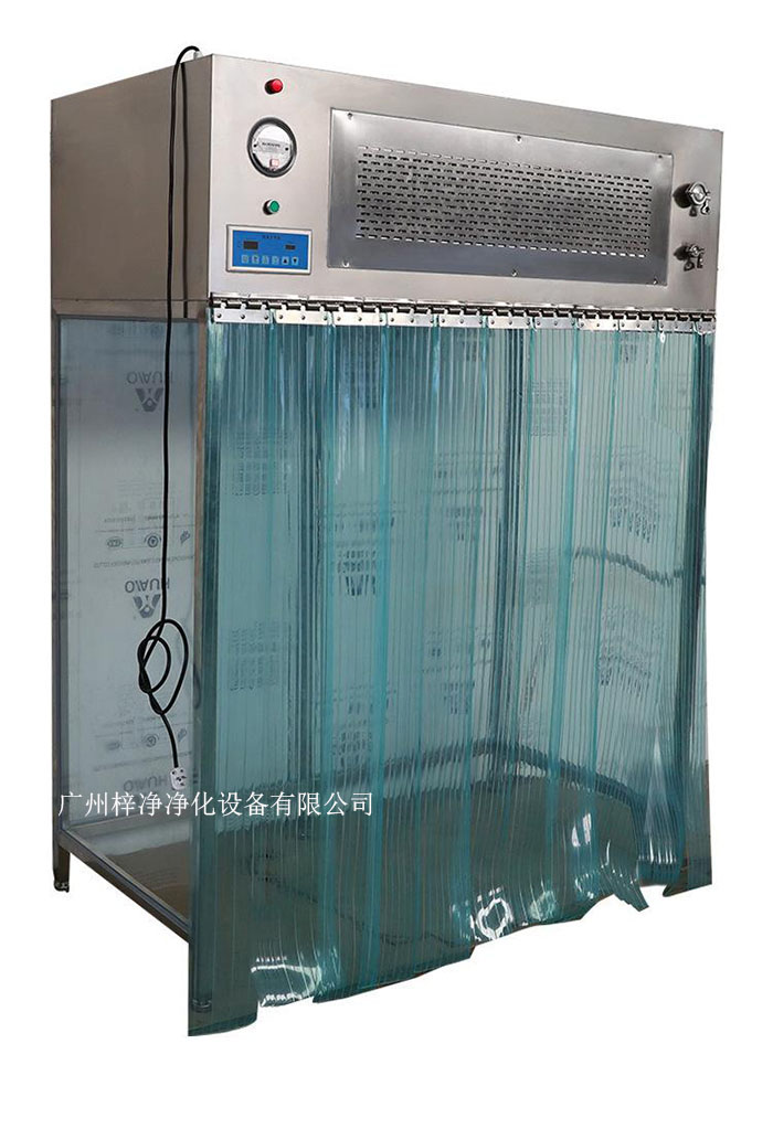 百級(jí)潔凈層流罩它主要由箱體、風(fēng)機(jī)、初效空氣過(guò)濾器、高效空氣過(guò)濾器、阻尼層、燈具等組成。