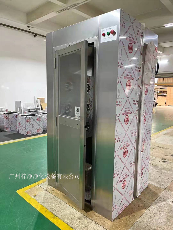 風(fēng)淋室是潔凈室中用于人員凈化的重要裝置。