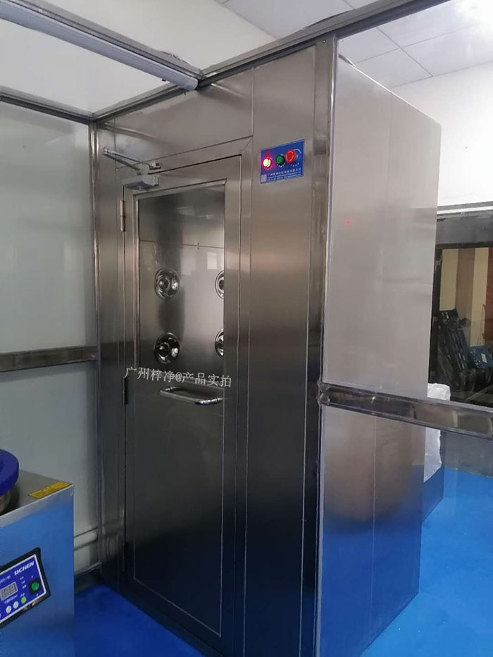 風(fēng)淋室廣泛應(yīng)用于電子、生物醫(yī)藥、食品等行業(yè)。