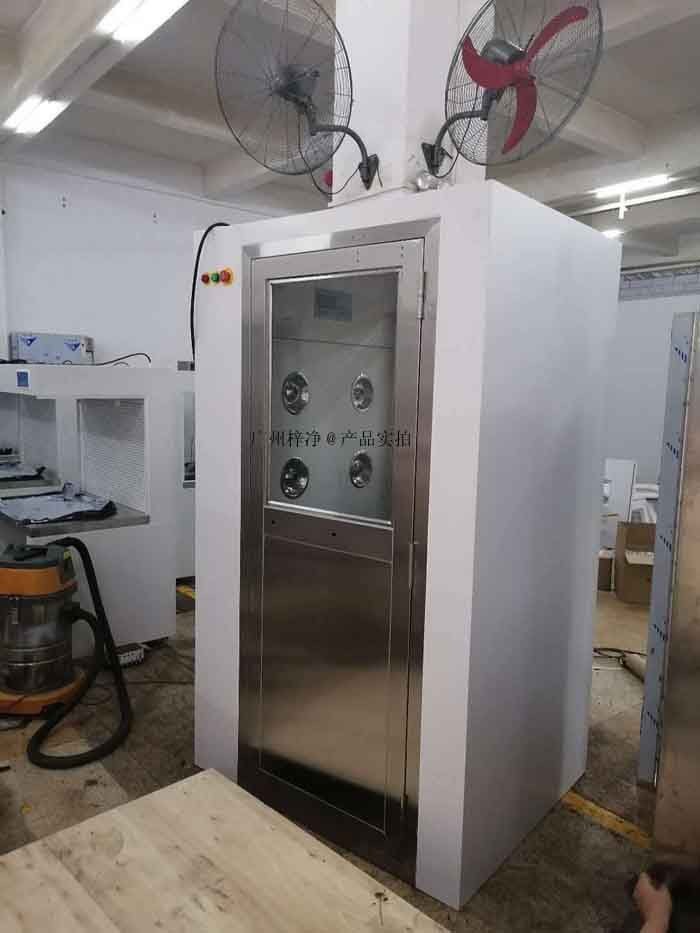 風淋室通過高速氣流的沖擊，使進入潔凈室的人員快速通過一個密封的空間