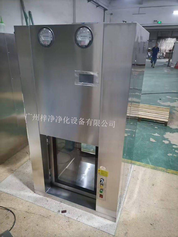 傳遞窗是一種用于潔凈室內(nèi)部或潔凈室與外界之間傳遞物品的設(shè)備，可以防止外部污染進(jìn)入潔凈室。