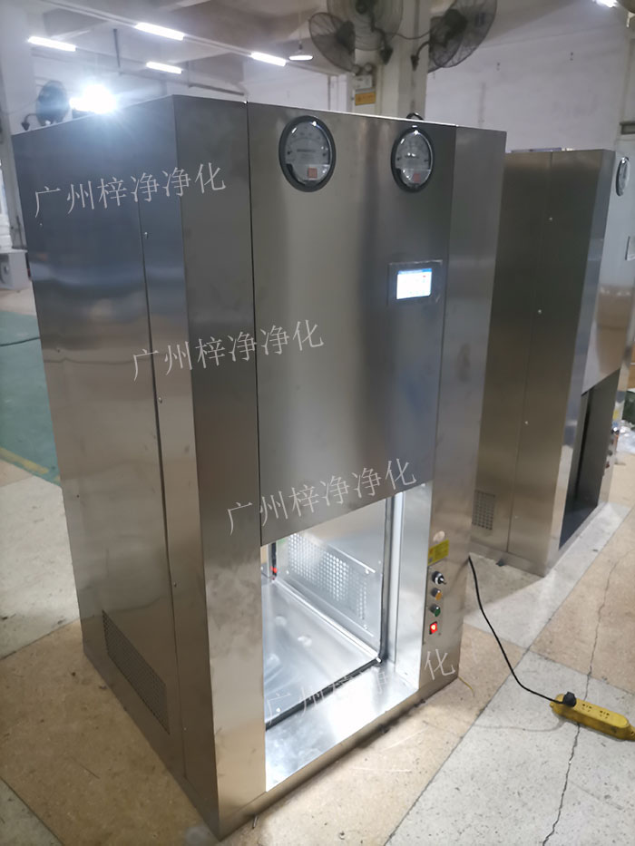 機(jī)器人機(jī)械臂傳遞窗是通過(guò)高精度的傳感器，實(shí)現(xiàn)機(jī)器人與傳遞窗的精準(zhǔn)對(duì)接。