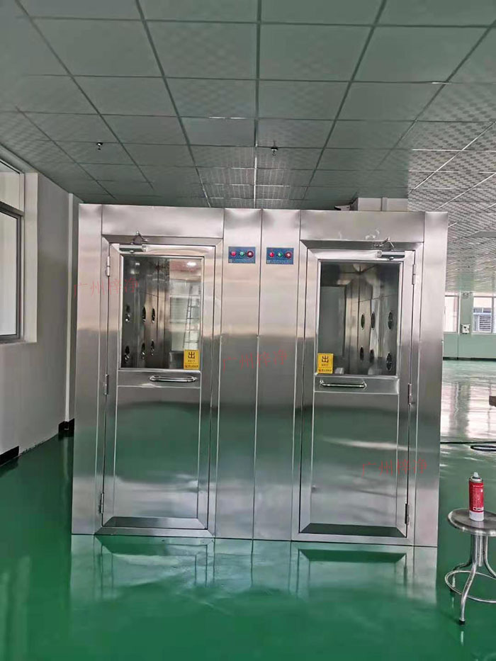 風淋室主要功能是通過快速氣流的作用，去除人員和物料表面攜帶的塵埃和微生物，以確保進入潔凈室的人員和物料不會污染車間環(huán)境。