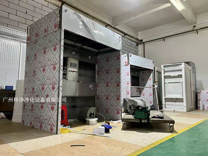 負(fù)壓稱稱量罩通過創(chuàng)造一個(gè)低氣壓的環(huán)境，防止生產(chǎn)過程中的粉塵、揮發(fā)物等有害物質(zhì)逸散到外界環(huán)境中，同時(shí)確保稱量結(jié)果的準(zhǔn)確性。