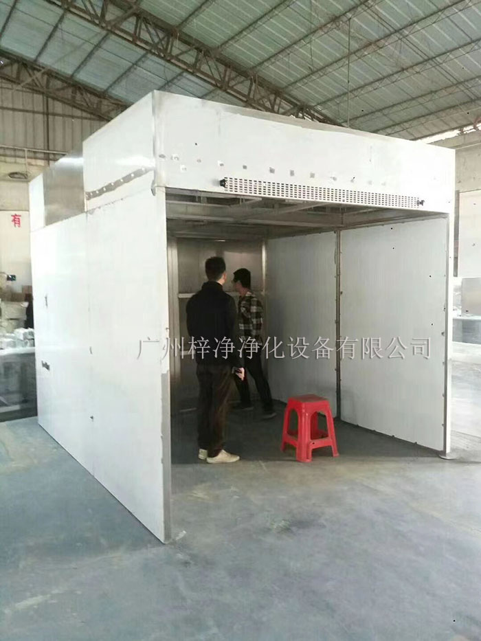 負(fù)壓稱稱量罩通過創(chuàng)造一個(gè)低氣壓的環(huán)境，防止生產(chǎn)過程中的粉塵、揮發(fā)物等有害物質(zhì)逸散到外界環(huán)境中，同時(shí)確保稱量結(jié)果的準(zhǔn)確性。