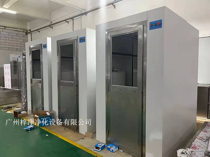 風(fēng)淋室風(fēng)機(jī)和高效過(guò)濾器的定期檢查與維護(hù)保養(yǎng)是確保潔凈室空氣質(zhì)量的關(guān)鍵環(huán)節(jié)。