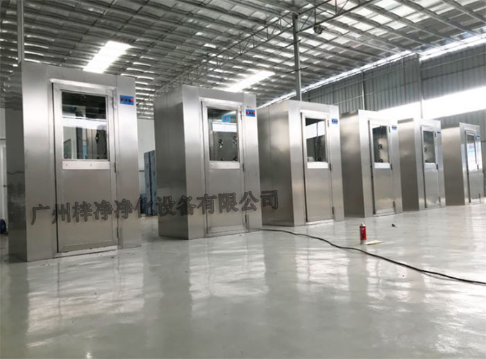 風淋室可以有效去除進入實驗室人員的衣物、頭發(fā)等表面攜帶的塵埃和微粒，降低實驗室內(nèi)的污染風險。