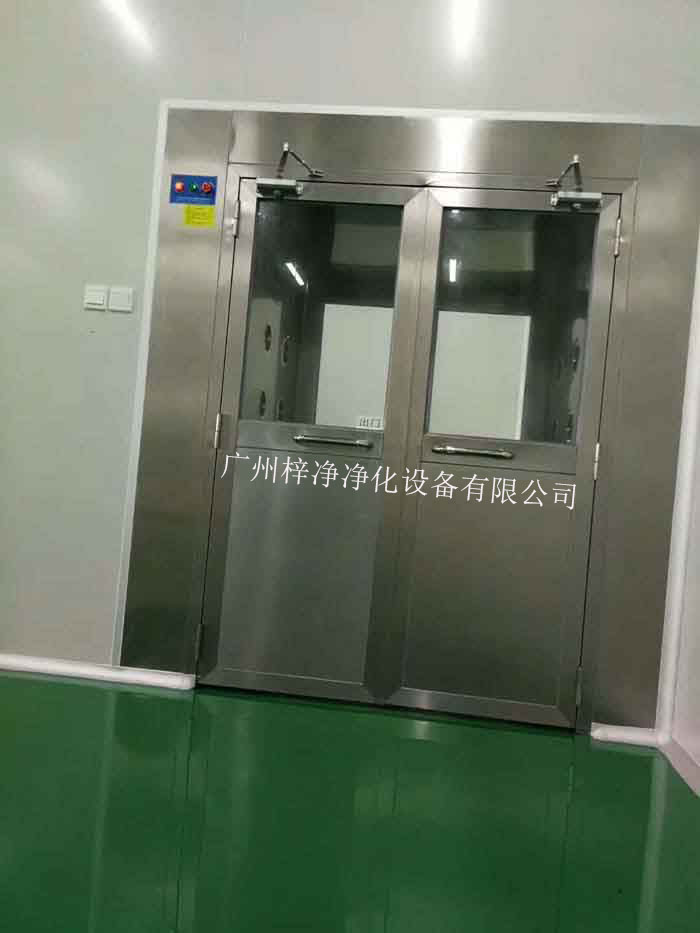 檢查風(fēng)淋室高效過(guò)濾器和初效過(guò)濾器是否干凈，如有灰塵或雜質(zhì)，應(yīng)進(jìn)行清潔或更換。