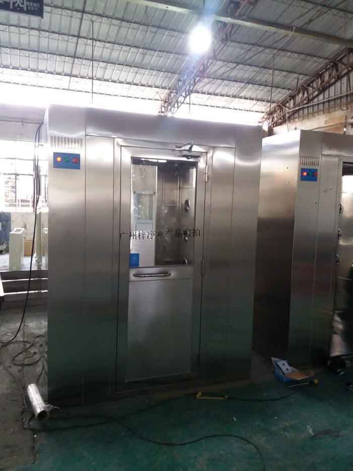風淋室在潔凈室半導體、藥品生產(chǎn)、食品加工等行業(yè)中扮演著至關(guān)重要，