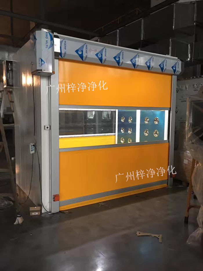 快速卷簾門風(fēng)淋室由一個(gè)高速運(yùn)行的卷簾門和高效空氣過(guò)濾器組成