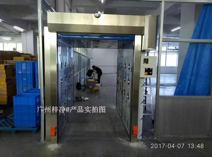 快速卷簾門風(fēng)淋室和快速卷簾門貨淋室的工作原理主要基于高效過(guò)濾器和快速氣流交換。