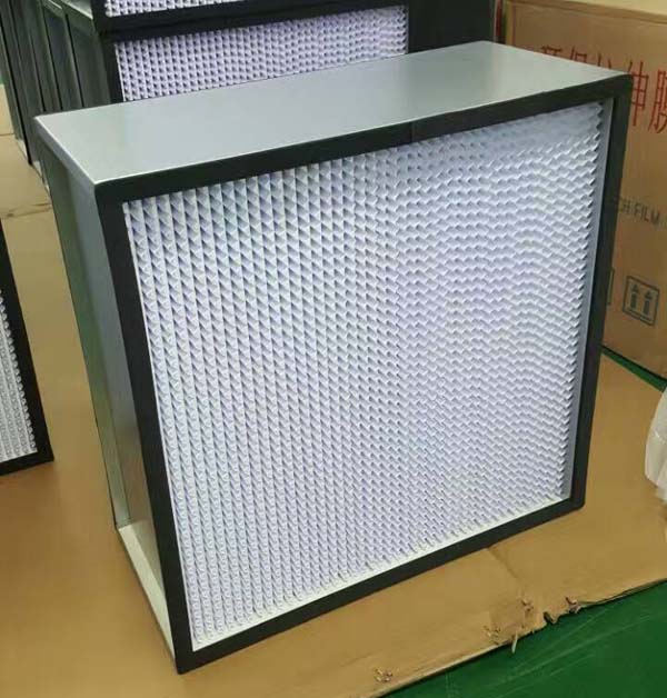 HEPA高效過濾器能夠過濾掉0.3微米以上的微粒，對(duì)于大多數(shù)潔凈室的要求已經(jīng)足夠。