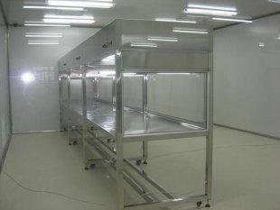 超凈工作臺是種提供局部凈化的凈化設(shè)備，它的使用對改善工藝條件，提高產(chǎn)品質(zhì)量和增大成品率均有良好的效果。簡單的說就是：在特定的空間，進(jìn)行殺菌凈化的一種設(shè)備。</