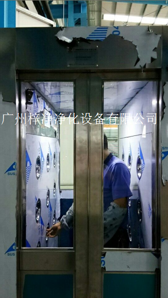 全不銹鋼風(fēng)淋室正在使用 全不銹鋼風(fēng)淋室正在使用