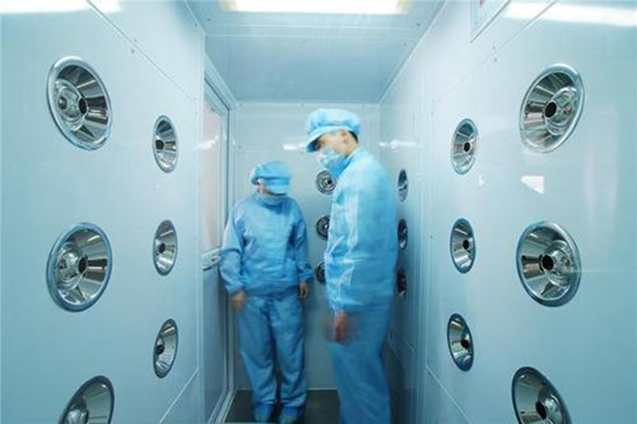 進入風(fēng)淋室前應(yīng)穿戴適當?shù)姆雷o服和鞋帽